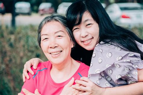 Premium Photo Asian Senior Mother And Her Adult Daughter Are Hugging