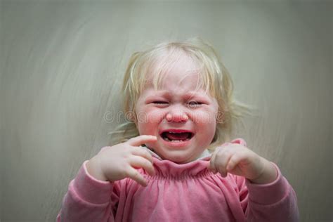 Triste Petite Fille Qui Pleure Enfant Qui Souffre Enfant Qui Stresse