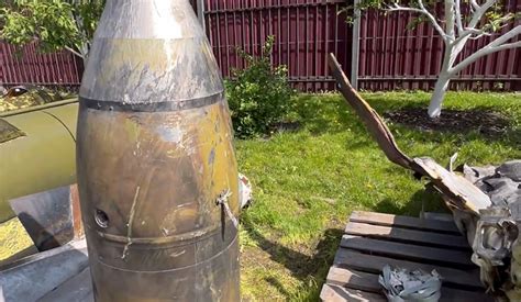 Як виглядають уламки збитого над Києвом "Кинджала": фото, відео ...