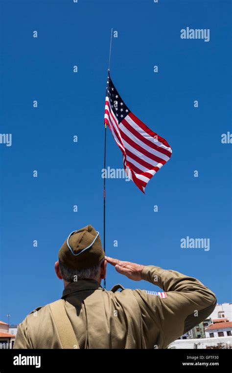 American Soldier Saluting Flags Hi Res Stock Photography And Images Alamy