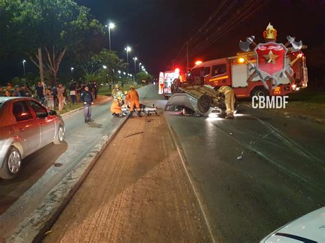 Carro Capota E Deixa Mulher Ferida Na Avenida Alagados Em Santa Maria