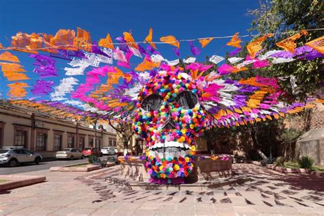 Zacatecas fomenta tradiciones con la decoración de arcos de fachadas