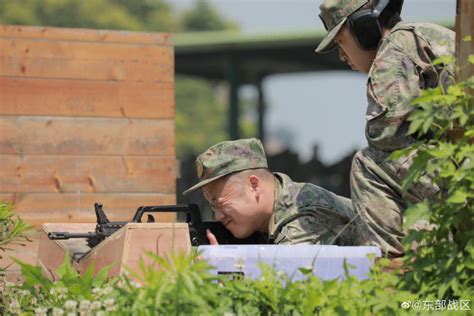 火力全开！东部战区空军航空兵某团组织轻武器实弹射击考核