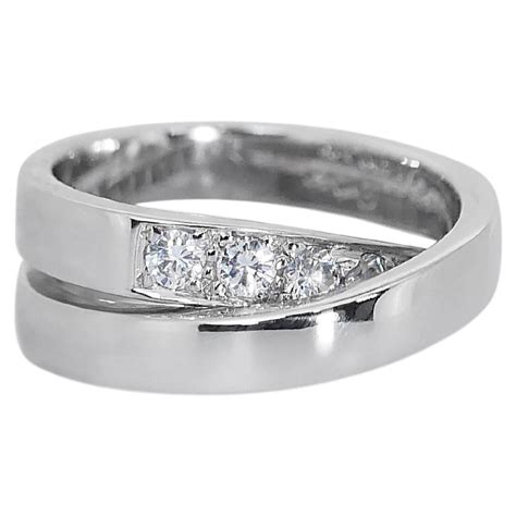 Stunning Kt White Gold Ring With Ct Total Natural Diamonds