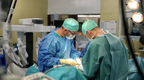 Po operaciji kile običajno deset dni okrevanja - Delo