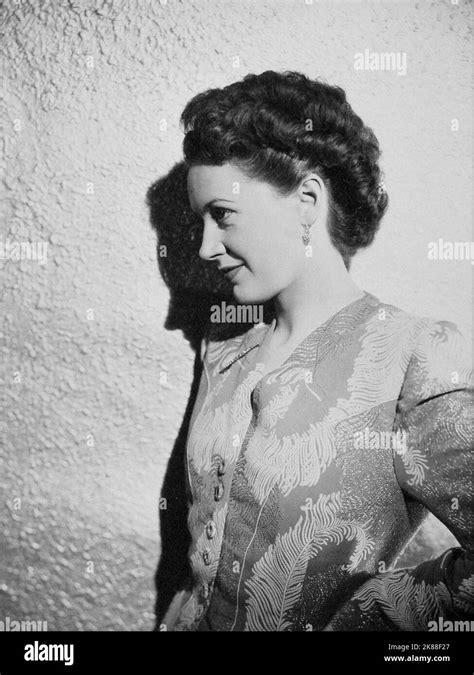 Phyllis Calvert Actress 01 May 1949 Warning This Photograph Is For