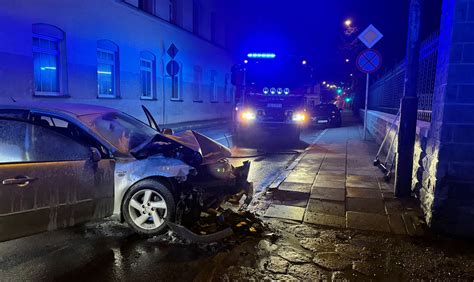 bielskiedrogi pl FOTO Poślizg zakończony uderzeniem w mur Pracowity