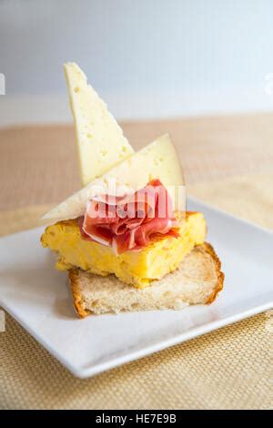 Fromage Manchego Sur Une Tranche De Pain Avec De La Confiture De Fruits