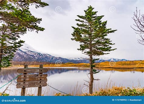 Le Premier Lac Du Parc National Des Lacs De Shiretoko Du Goko Cinq De