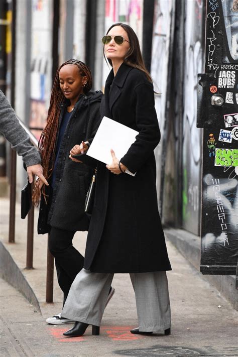 Angelina Jolie Dégaine Un Sac Xxl De Luxe Passage Remarqué à New York