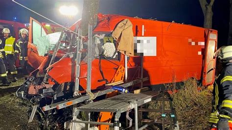 Tödlicher Unfall in Stade Transporter kracht gegen Baum Mann eingeklemmt