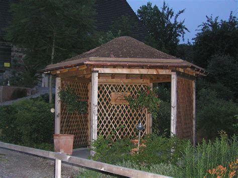 Eine Pergola Aus Holz Ein Gartenhaus Einen Freisitz Oder Ein