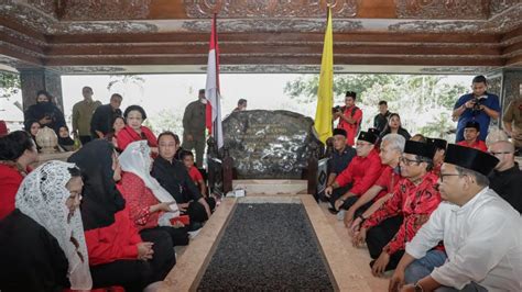 Ganjar Mahfud Ziarah Ke Makam Soekarno Perjuangan Bung Karno Bela Wong