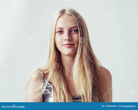 Belle Fille Blonde De Femme Avec De Longs Cheveux Blonds Lisses Et Beau