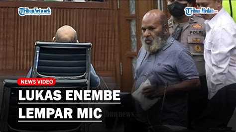 Lukas Enembe Lempar Mic Ke Arah Hakim Saat Dicecari Pertanyaan Oleh Jpu