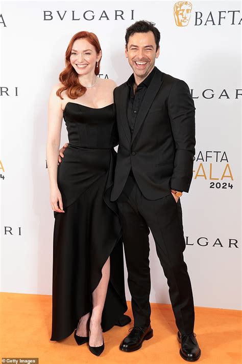 Poldarks Eleanor Tomlinson And Aidan Turner Reunite Duo Pose For A