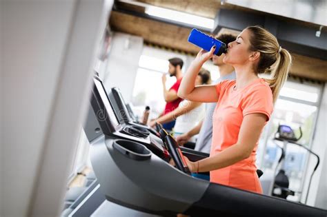 Imagem Dos Povos Que Correm Na Escada Rolante No Gym Foto De Stock