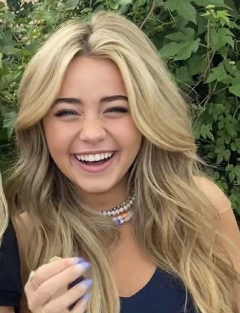 Hübsche blonde mädchen