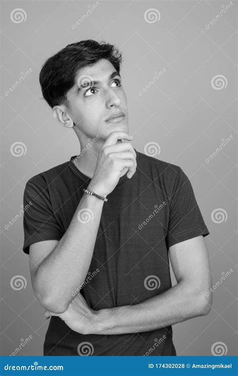 Joven Guapo Adolescente Persa Contra Fondo Gris Foto De Archivo