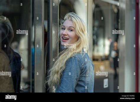 Jeune étudiante blonde se passe dans un tram tout en souriant à l appareil photo Photo Stock Alamy