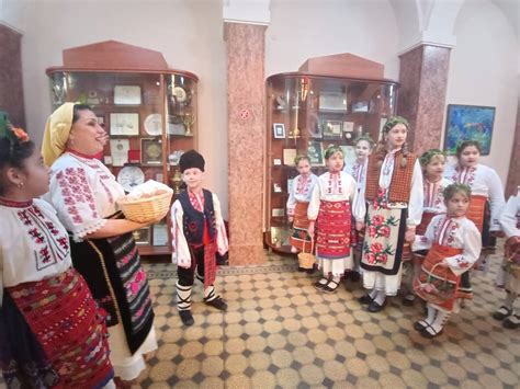 Лазарки изпълниха народния обреден обичай Лазаруване в Община Плевен ...