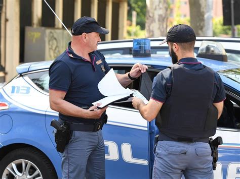 Molesta I Passanti Roteando Un Bastone