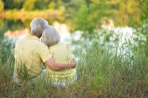 Retrato de una hermosa pareja de ancianos abrazándose en la vista