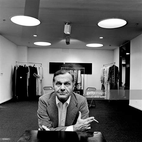 Fashion Designer Bill Blass Poses At His Showroom In 1975 In In New News Photo Getty Images