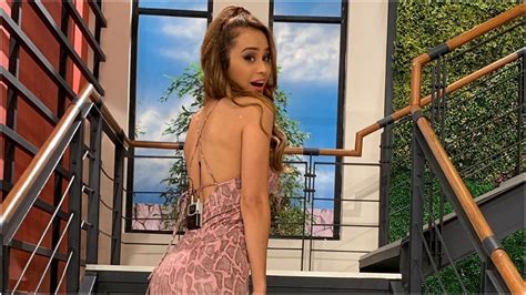 Yanet García Exhibe Sus Curvas Con Foto íntima Desde El Baño Telemundo