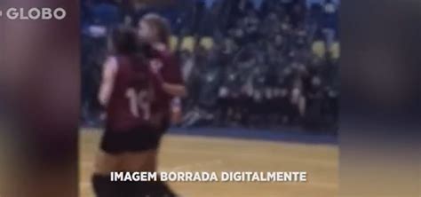 Estudantes de medicina fazem masturbação coletiva diante de jogadoras e