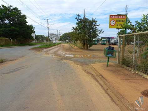 Moradores do bairro Céu Azul reclamam de sujeira que há anos toma conta