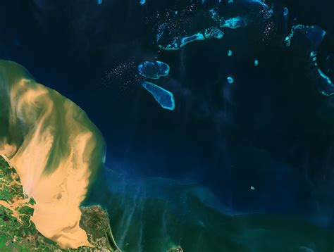 Satellite snaps gorgeous 4K selfie over Great Barrier Reef | Space