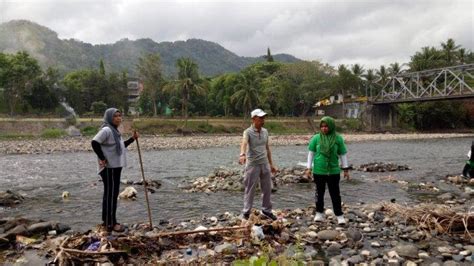 Bersihkan Sampah Di Sungai Mata Allo Kadis Lingkungan Hidup Sesalkan