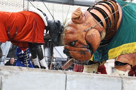 Le Bull Machin De Villeurbanne Royal De Luxe