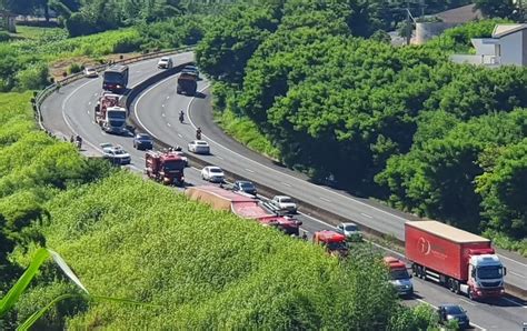 Carreta Tomba Na Rodovia Do Contorno Em Mar Lia Mar Lia Not Cia