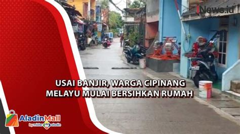 Usai Banjir Warga Cipinang Melayu Mulai Bersihkan Rumah