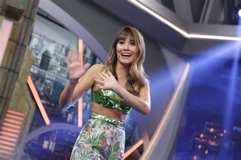 Aitana sorprende con un bikini verde en el plató de El Hormiguero copiando el look nada menos