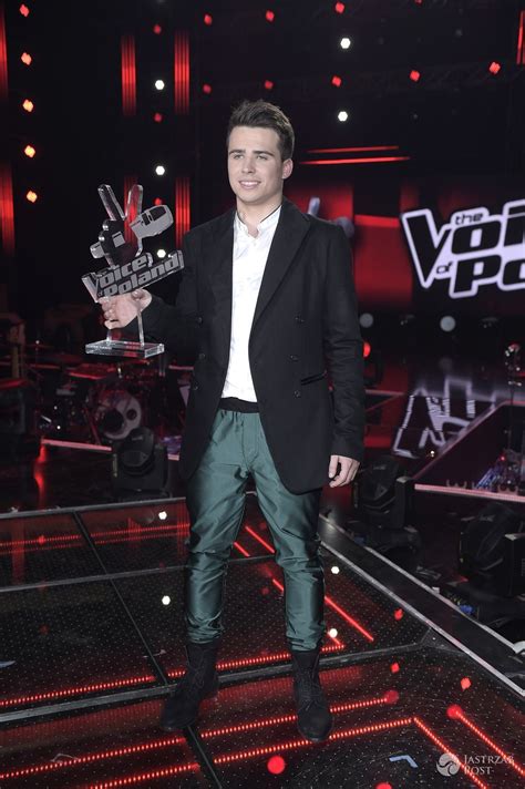 Krzysztof Iwaneczko zwycięzca The Voice of Poland oddaje nagrodę Ja