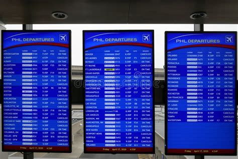 Pantalla De Información De Vuelo En El Aeropuerto Phl Imagen de archivo