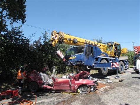 La Voiture S Encastre Sous Un Camion Trois Morts