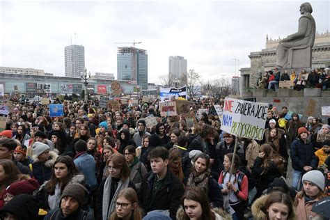 Młodzieżowy Strajk Klimatyczny w Warszawie Dosyć słów teraz czyny