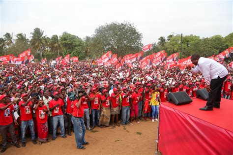 Filipe Nyusi trabalha em Inhambane