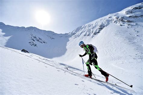 Alpinista Dello Sci Durante La Concorrenza In Montagne Carpatiche