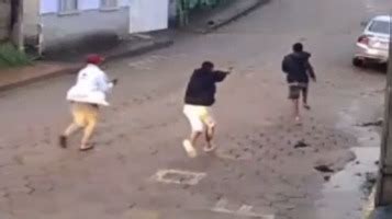 Vídeo adolescente sobrevive após dupla atirar 11 vezes contra ele em