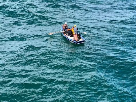 Três pessoas são resgatadas em praia de Salvador após naufrágio parcial