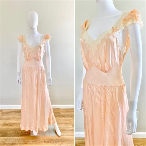 Vintage 1930s Satin Blush Bias Cut Nightgown 30s Li… Gem