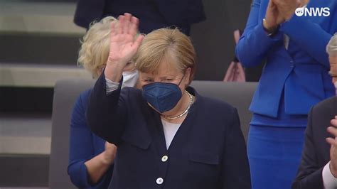 Bekijk Angela Merkel Geeft Na 16 Jaar Fakkel Door Aan Nieuwe Duitse