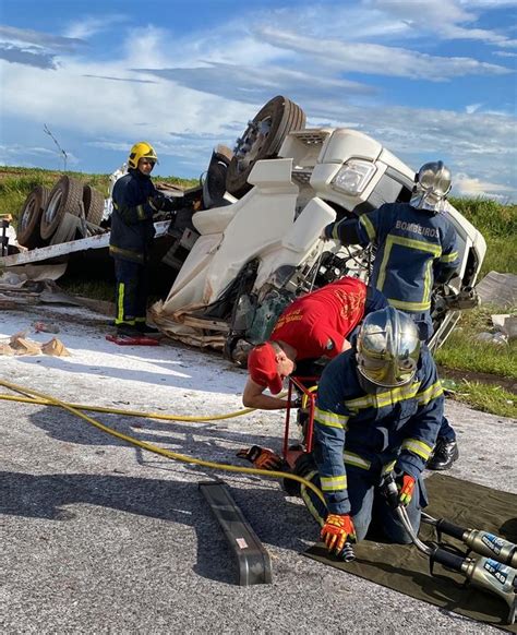 Motorista De Anos Morre Ap S Caminh O Capotar Na Pr Em