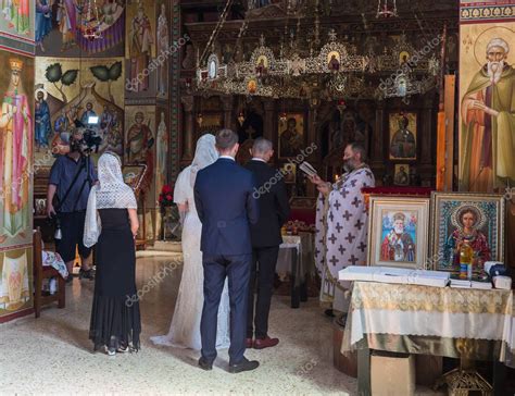 Tiber Ades Israel De Septiembre De Un Sacerdote Lee Una