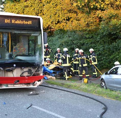 Autos Krachen Mit Linienbus Zusammen Neun Menschen Verletzt Welt